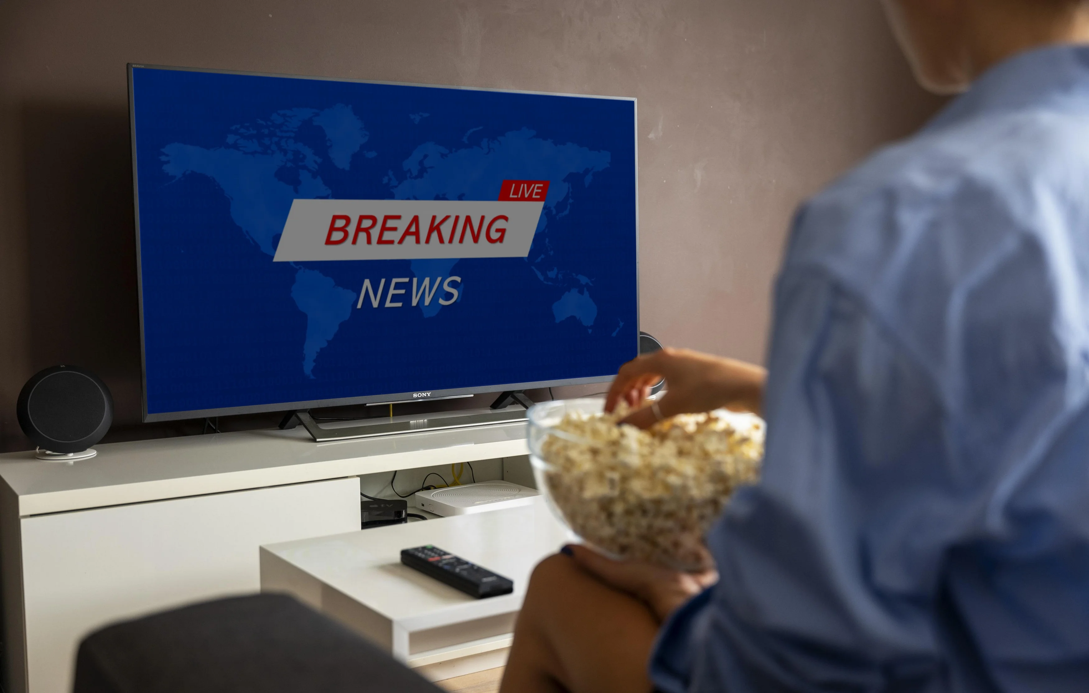 Pantalla de noticias con una escena audiovisual manipulada