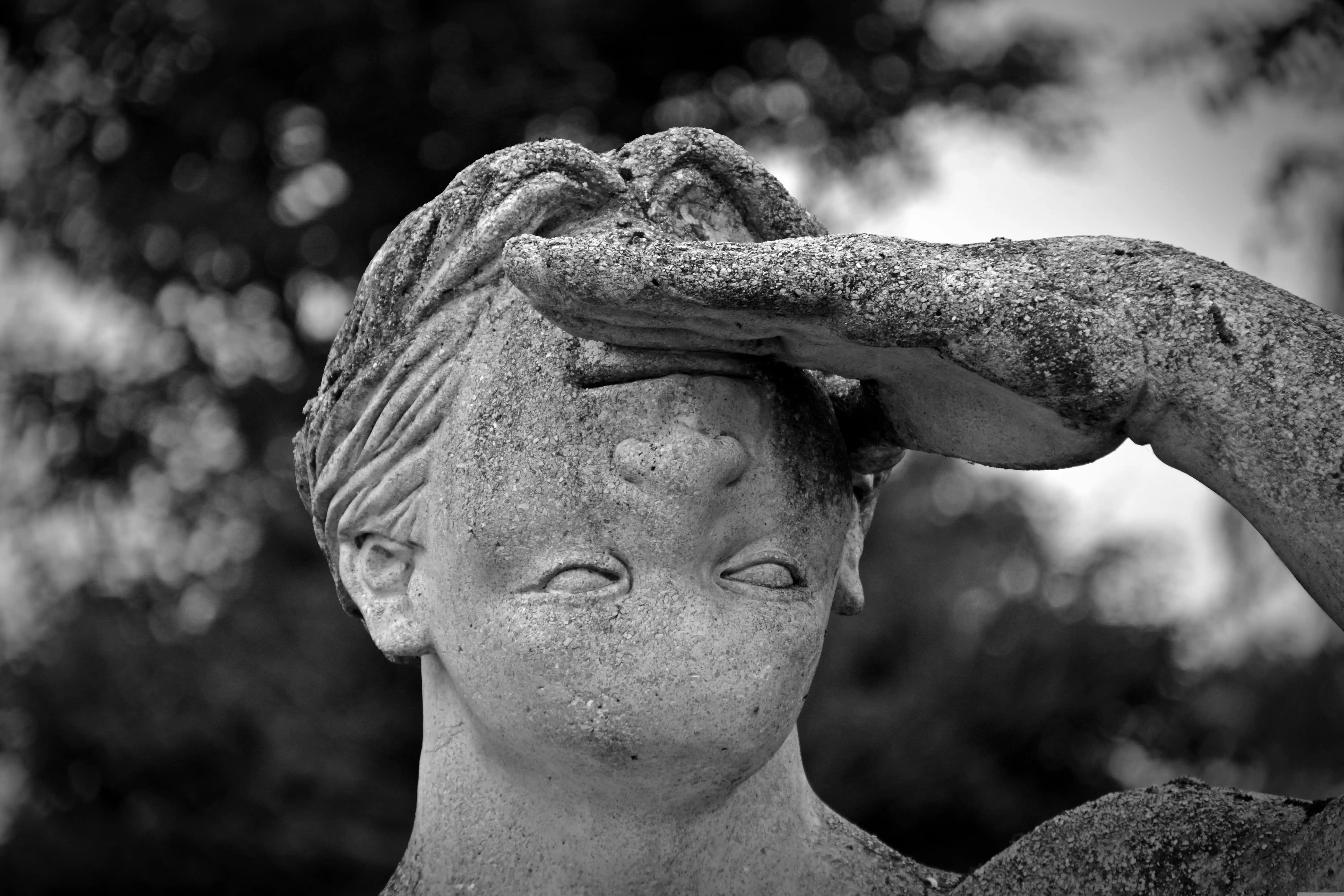 Rostro humano fragmentado en una pantalla: suplantación de identidad digital